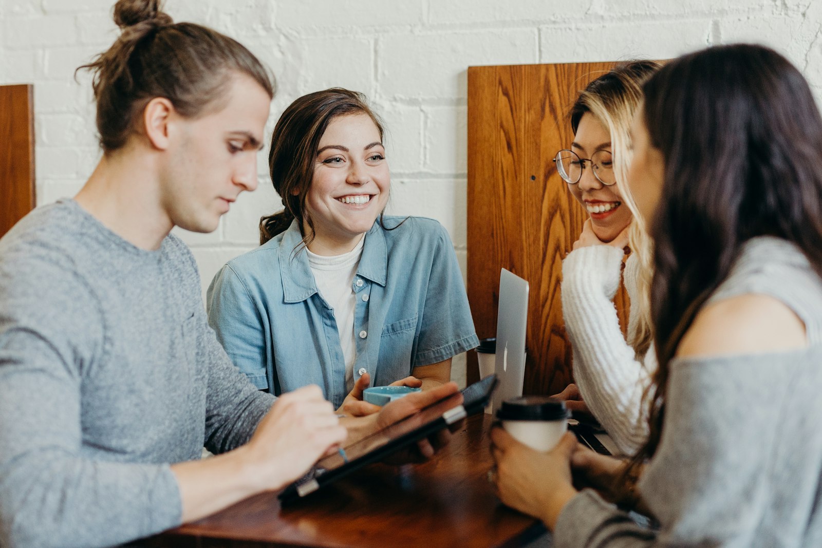 Estudiantes universitarios en una cafetería