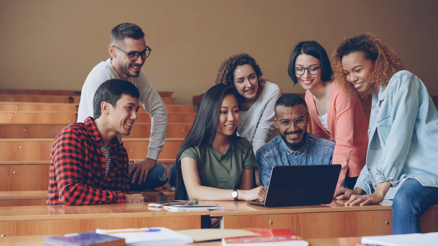 Grupo internacional de estudiantes colaborando