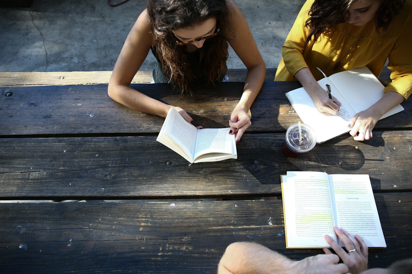Estudiantes estudiando al aire libre en el campus